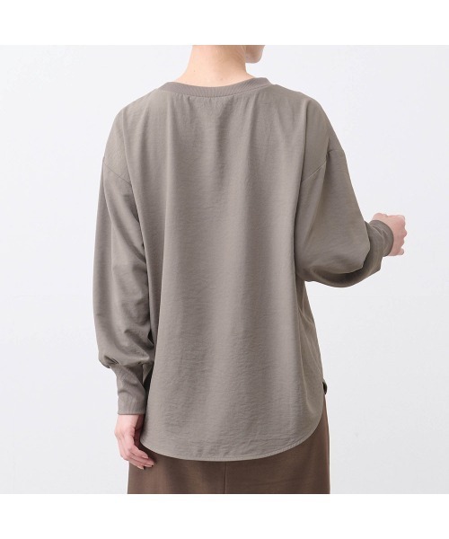 Belle Maison(ベルメゾン)の「とことん着回しができるロゴTEEブラウス(Tシャツ/カットソー・レディース・グレイッシュベージュ/オフホワイト/チャコール・S/M/3L/L/LL)」の9枚目の写真