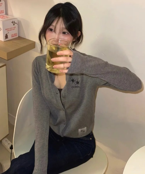 COIRIS(コイリス)の「◇COIRIS◇ブランド直輸入正規品/ルエノ ラウンドネック ボタンカーディガン RUENO R-NECK BUTTON CARDIGAN(カーディガン/ボレロ・レディース・グレー/ブラック・FREE)」の1枚目の写真