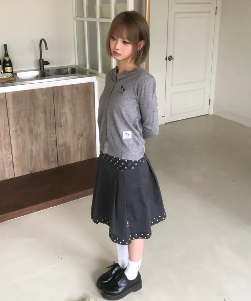 COIRIS(コイリス)の「◇COIRIS◇ブランド直輸入正規品/ルエノ ラウンドネック ボタンカーディガン RUENO R-NECK BUTTON CARDIGAN(カーディガン/ボレロ・レディース・グレー/ブラック・FREE)」の5枚目の写真