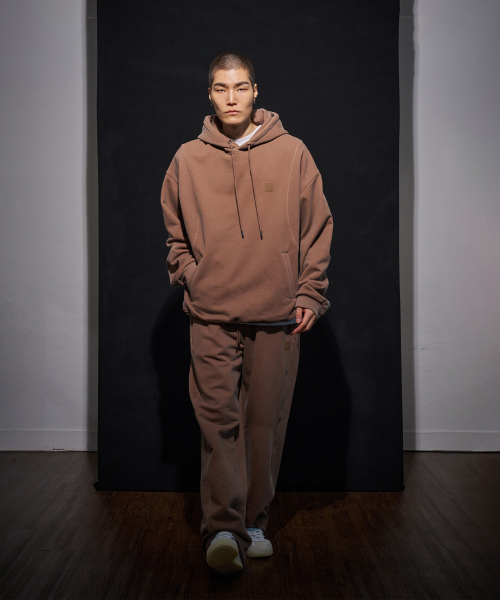 IHDO(アヒドゥ)の「1000g ピグメント・アーキテクチャー・ストリング・スウェットパンツ_ブリックブラウン(スウェットパンツ・メンズ・その他・FREE)」の2枚目の写真