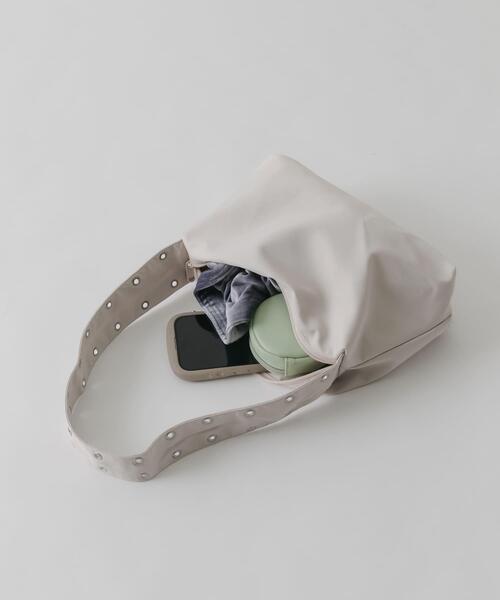 SMELLY(スメリー)の「アイレットワンショルダーバッグ(ショルダーバッグ・レディース・アイボリー/ブラック・-)」の3枚目の写真
