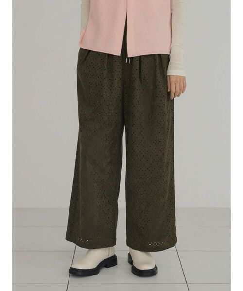 FIKA.（フィーカ）の「Cutwork faux suede easy pants（その他パンツ・レディース・キャメル/カーキ・MEDIUM）」の2枚目の写真