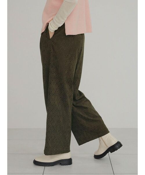 FIKA.（フィーカ）の「Cutwork faux suede easy pants（その他パンツ・レディース・キャメル/カーキ・MEDIUM）」の15枚目の写真