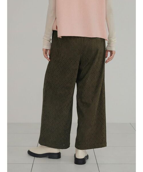 FIKA.（フィーカ）の「Cutwork faux suede easy pants（その他パンツ・レディース・キャメル/カーキ・MEDIUM）」の16枚目の写真