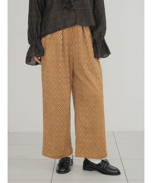 FIKA.（フィーカ）の「Cutwork faux suede easy pants（その他パンツ・レディース・キャメル/カーキ・MEDIUM）」の9枚目の写真