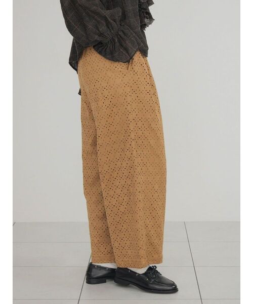 FIKA.（フィーカ）の「Cutwork faux suede easy pants（その他パンツ・レディース・キャメル/カーキ・MEDIUM）」の10枚目の写真