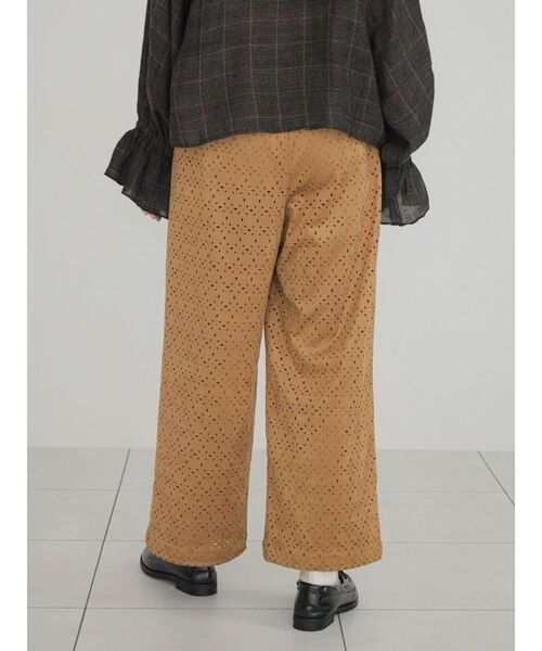 FIKA.（フィーカ）の「Cutwork faux suede easy pants（その他パンツ・レディース・キャメル/カーキ・MEDIUM）」の11枚目の写真