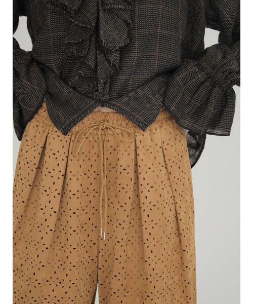 FIKA.（フィーカ）の「Cutwork faux suede easy pants（その他パンツ・レディース・キャメル/カーキ・MEDIUM）」の12枚目の写真
