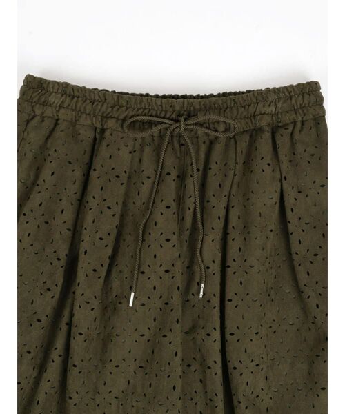 FIKA.（フィーカ）の「Cutwork faux suede easy pants（その他パンツ・レディース・キャメル/カーキ・MEDIUM）」の4枚目の写真