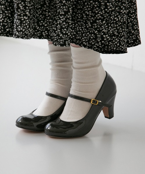 flune(フリューン)の「ラウンドトゥ ストラップパンプス(パンプス・レディース・レッド/ブラック/ブラウン系その他/ベージュ/ピンクベージュ/チャコール/グレイッシュベージュ/ブルー系その他・21.5cm/26.5cm/22.5cm/23.5cm/24.5cm/24.0cm/21.0cm/23.0cm/25.5cm/25.0cm/26.0cm/22.0cm/27.0cm)」の3枚目の写真