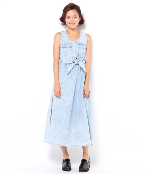 WC(ダブル シー)の「wc/前結びケミカルデニムマキシワンピ(ワンピース・レディース・ケミカルウォッシュ・FREE)」の1枚目の写真