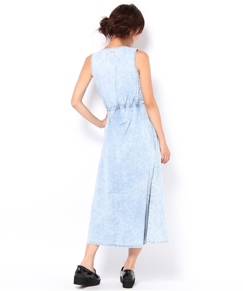 WC(ダブル シー)の「wc/前結びケミカルデニムマキシワンピ(ワンピース・レディース・ケミカルウォッシュ・FREE)」の3枚目の写真