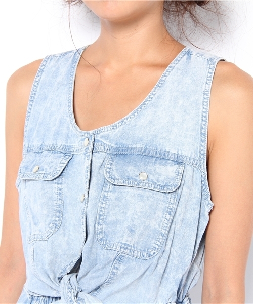 WC(ダブル シー)の「wc/前結びケミカルデニムマキシワンピ(ワンピース・レディース・ケミカルウォッシュ・FREE)」の4枚目の写真