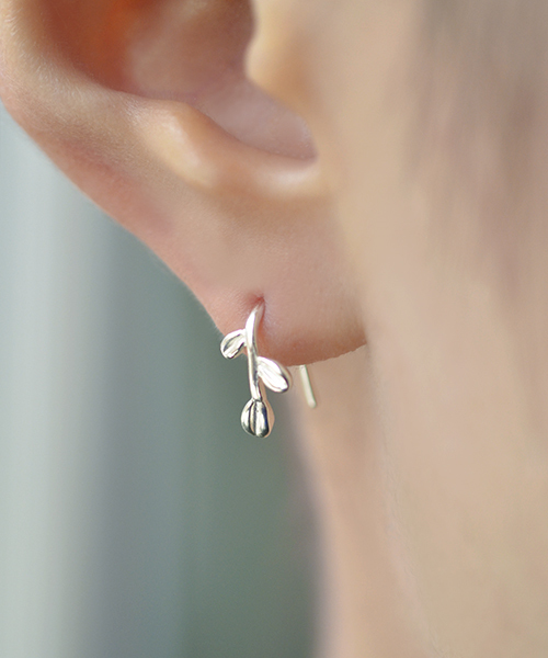 Fun & Daily（ファンアンドデイリー）の「F&D : ドロップリーフフックピアス（ピアス（両耳用）・レディース・シルバー・FREE）」の3枚目の写真