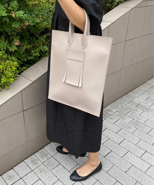SOLPRESA(ソルプレーサ)の「スクエアフリンジトートバッグ(トートバッグ・レディース・ブラック/ブラウン/グレイッシュベージュ・ONE SIZE)」の13枚目の写真