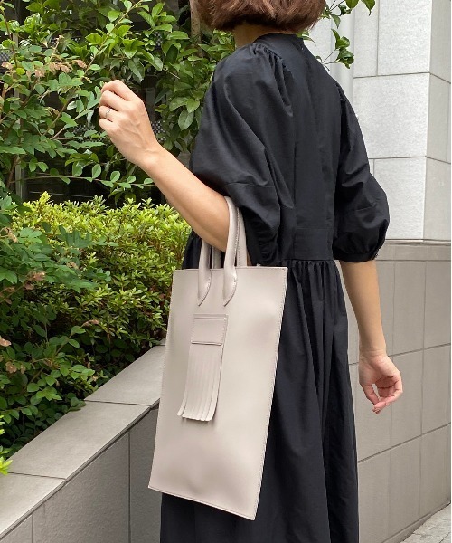 SOLPRESA(ソルプレーサ)の「スクエアフリンジトートバッグ(トートバッグ・レディース・ブラック/ブラウン/グレイッシュベージュ・ONE SIZE)」の12枚目の写真
