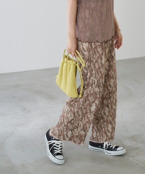 Chaco closet（チャコ クローゼット）の「プリント＆無地ワイドストレートプリーツパンツ（その他パンツ・レディース・ブラック/イエロー系その他/ブラウン系その他/グレー系その他/ライトグレー/パープル系その他/ライトグリーン/パープル系その他2/オレンジ/グレイッシュベージュ/アイボリー/ブルー/コーラル・FREE）」の6枚目の写真