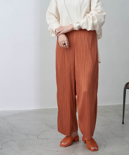 Chaco closet（チャコ クローゼット）の「プリント＆無地ワイドストレートプリーツパンツ（その他パンツ・レディース・ブラック/イエロー系その他/ブラウン系その他/グレー系その他/ライトグレー/パープル系その他/ライトグリーン/パープル系その他2/オレンジ/グレイッシュベージュ/アイボリー/ブルー/コーラル・FREE）」の12枚目の写真