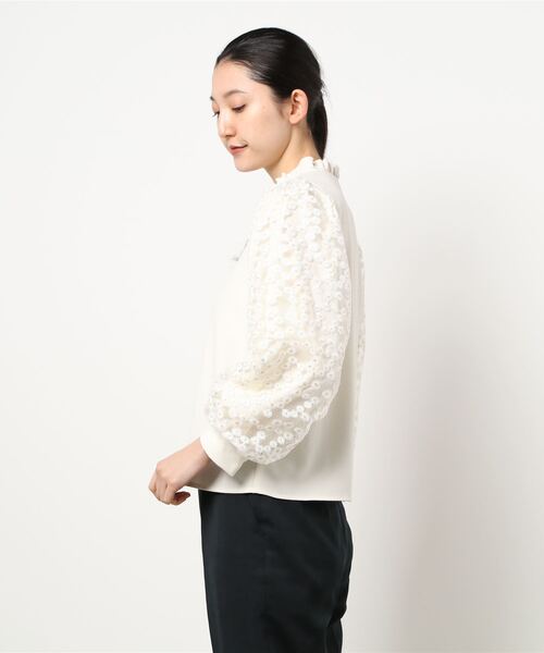 rps（アールピーエス）の「フラワーレース袖切替フリルネックブラウス（シャツ/ブラウス・レディース・ブラック/アイボリー/オフホワイト・M）」の4枚目の写真