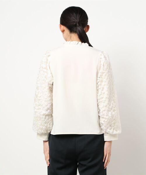 rps（アールピーエス）の「フラワーレース袖切替フリルネックブラウス（シャツ/ブラウス・レディース・ブラック/アイボリー/オフホワイト・M）」の5枚目の写真