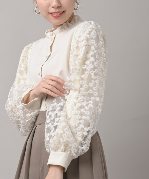 rps（アールピーエス）の「フラワーレース袖切替フリルネックブラウス（シャツ/ブラウス・レディース・ブラック/アイボリー/オフホワイト・M）」の3枚目の写真