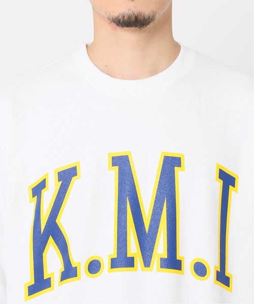 JOURNAL STANDARD（ジャーナルスタンダード）の「【かまいたち×JOURNAL STANDARD】K.M.I ロゴ スウェット/カレッジロゴ（スウェット・メンズ・ホワイト/ネイビー・MEDIUM/LARGE/X-LARGE）」の6枚目の写真