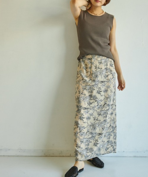 セール スカート スカート 一点投入で旬顔 モノトーンフラワープリントセミフレアスカート スカート Aic エーアイシー のファッション
