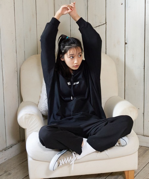 MILKFED.（ミルクフェド）の「ARCH LOGO BIG SWEAT HOODIE（パーカー・レディース・ブラック/ベージュ/オフホワイト/ライトグリーン・ONE SIZE）」の20枚目の写真