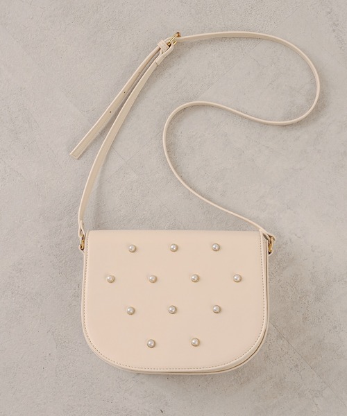 OLIVE des OLIVE（オリーブデオリーブ）の「パールフラップバッグ（ショルダーバッグ・レディース・ダークブラウン/ブラック/オフホワイト・FREE）」の2枚目の写真