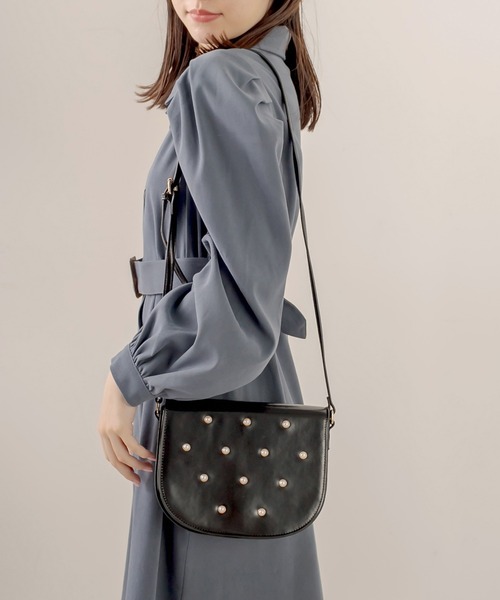 OLIVE des OLIVE（オリーブデオリーブ）の「パールフラップバッグ（ショルダーバッグ・レディース・ダークブラウン/ブラック/オフホワイト・FREE）」の3枚目の写真