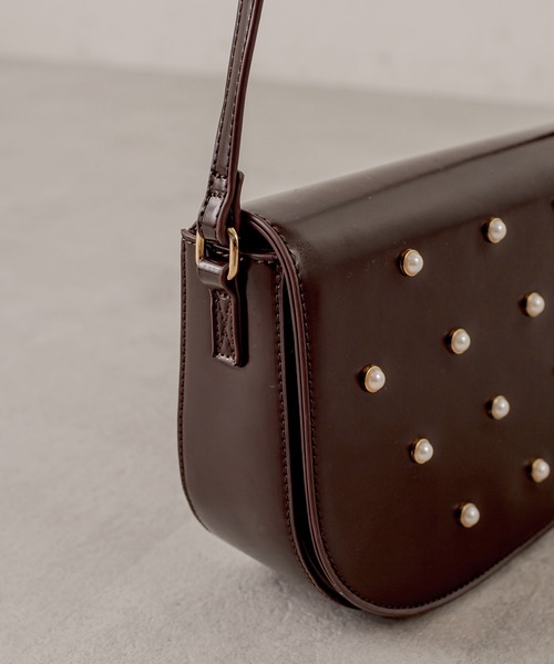 OLIVE des OLIVE（オリーブデオリーブ）の「パールフラップバッグ（ショルダーバッグ・レディース・ダークブラウン/ブラック/オフホワイト・FREE）」の6枚目の写真