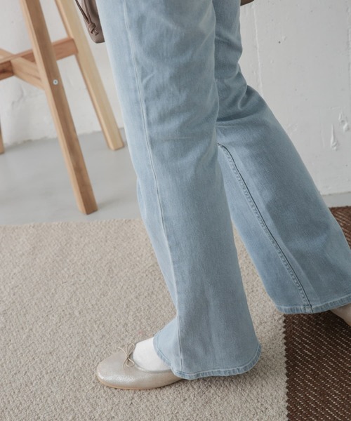 URBAN RESEARCH DOORS（アーバンリサーチドアーズ）の「フレアデニムパンツ（デニムパンツ・レディース・ライトインディゴブルー/ワンウォッシュ・38/36）」の4枚目の写真