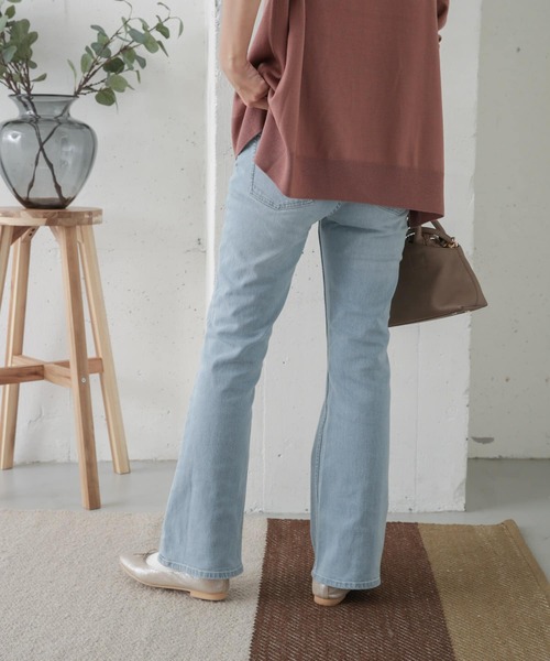 URBAN RESEARCH DOORS（アーバンリサーチドアーズ）の「フレアデニムパンツ（デニムパンツ・レディース・ライトインディゴブルー/ワンウォッシュ・38/36）」の6枚目の写真