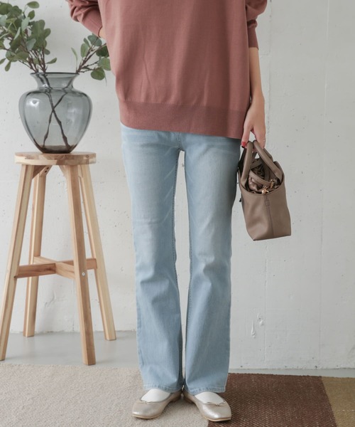 URBAN RESEARCH DOORS（アーバンリサーチドアーズ）の「フレアデニムパンツ（デニムパンツ・レディース・ライトインディゴブルー/ワンウォッシュ・38/36）」の9枚目の写真