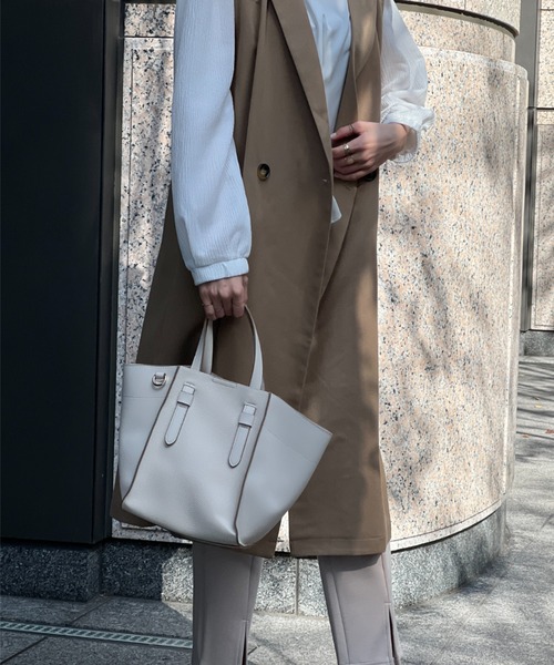 Chez toi(シェトワ)の「フェイクレザー2WAYトートバッグ(トートバッグ・レディース・ブラック/イエロー/アイボリー/グレイッシュベージュ/サックスブルー・FREE)」の7枚目の写真
