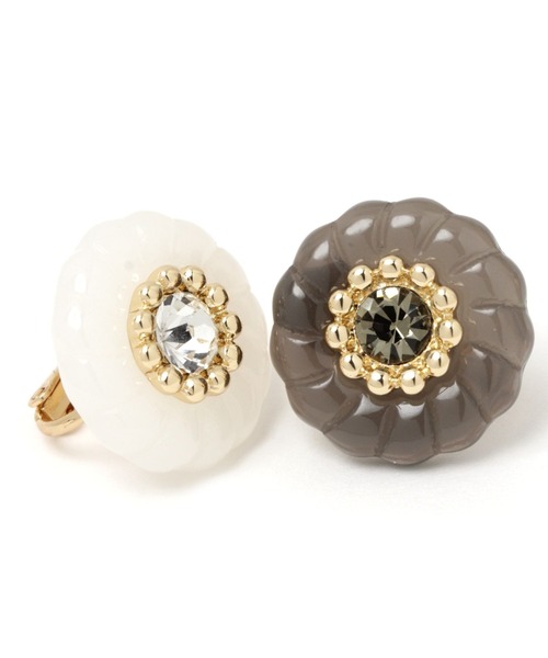 studio CLIP（スタディオクリップ）の「Aフラワーボタンライクイヤリング（イヤリング・レディース・ホワイト/ブラック・FREE）」の4枚目の写真