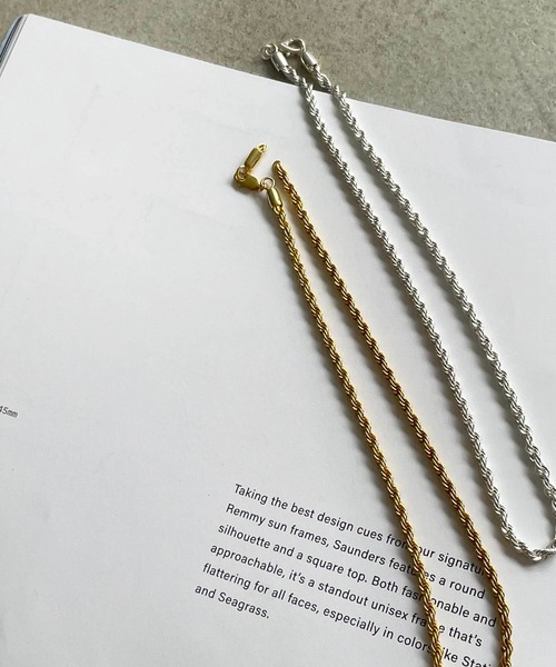 PT（ピーティ）の「Pt(ピーティー) ねじりチェーンネックレス（ネックレス・レディース・シルバー/ゴールド・ONE SIZE）」の2枚目の写真