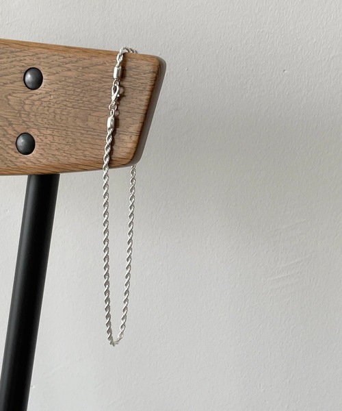 PT（ピーティ）の「Pt(ピーティー) ねじりチェーンネックレス（ネックレス・レディース・シルバー/ゴールド・ONE SIZE）」の4枚目の写真