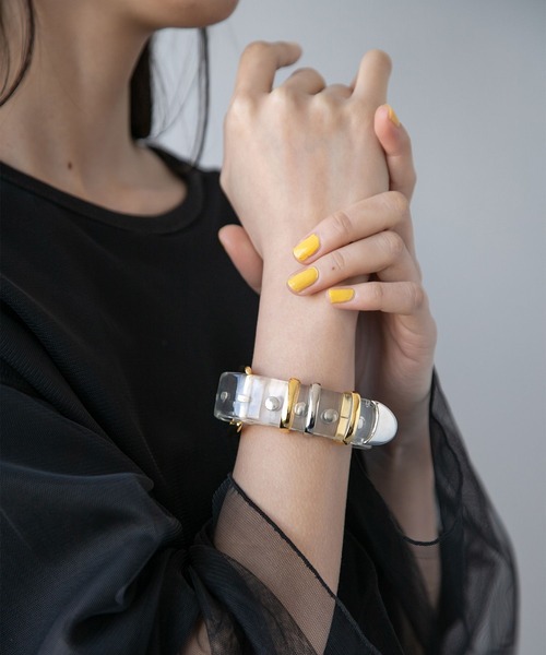 HARE（ハレ）の「ベルトデザインバングル(HARE)（バングル/リストバンド・レディース・ブラック/クリア・FREE）」の5枚目の写真