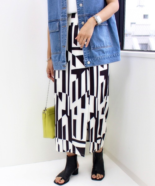 MLI'A（エムリア）の「ジオメ柄フロントスリットナロースカート（スカート・レディース・ホワイト×ブラック/ブラウン・FREE）」の2枚目の写真