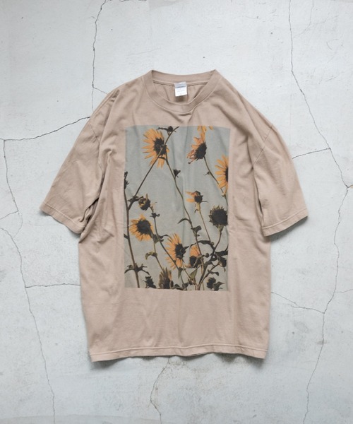 WHIMSIC（ウィムジック）の「【WHIMSIC】フラワーフォトTEE（Tシャツ/カットソー・レディース・ブルー/ベージュ/イエロー/グリーン・FREE）」の2枚目の写真