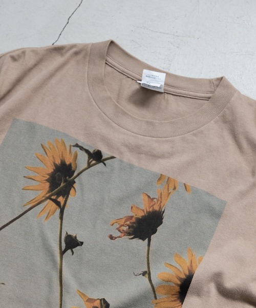 WHIMSIC（ウィムジック）の「【WHIMSIC】フラワーフォトTEE（Tシャツ/カットソー・レディース・ブルー/ベージュ/イエロー/グリーン・FREE）」の6枚目の写真