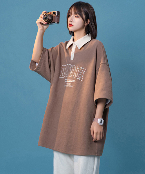 DEVICE（デバイス）の「ビッグシルエット カレッジロゴ プリント オーバーサイズ 半袖ポロシャツ（ポロシャツ・レディース・ベージュ/ネイビー/ブラウン・FREE）」の9枚目の写真