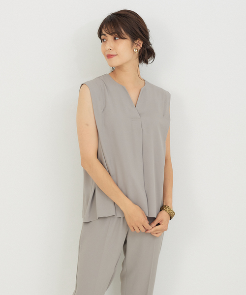 abahouse mavie（アバハウスマヴィ）の「【セットアップ対応】ドライタッチ袖タックノースリーブブラウス（シャツ/ブラウス・レディース・ブラック/グレイッシュベージュ・フリー）」の3枚目の写真