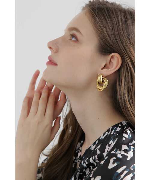 PINKY&DIANNE(ピンキーアンドダイアン)の「ツイストリングメタルピアス(ピアス(両耳用)・レディース・ゴールド・ONE SIZE)」の3枚目の写真