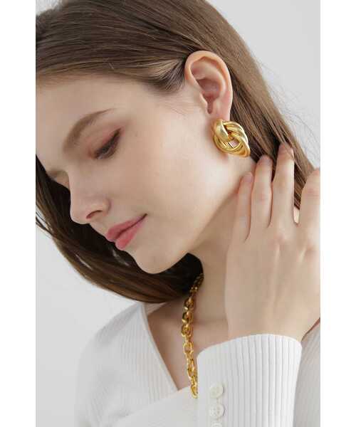 PINKY&DIANNE(ピンキーアンドダイアン)の「ツイストリングメタルピアス(ピアス(両耳用)・レディース・ゴールド・ONE SIZE)」の4枚目の写真