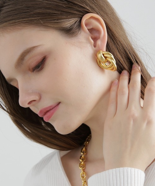 PINKY&DIANNE(ピンキーアンドダイアン)の「ツイストリングメタルピアス(ピアス(両耳用)・レディース・ゴールド・ONE SIZE)」の1枚目の写真