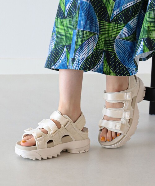 Ray BEAMS(レイビームス)の「FILA × Ray BEAMS / 別注 DISRUPTOR SANDAL(サンダル・レディース・ホワイト/ブラック・23.0cm/24.0cm/25.0cm)」の2枚目の写真