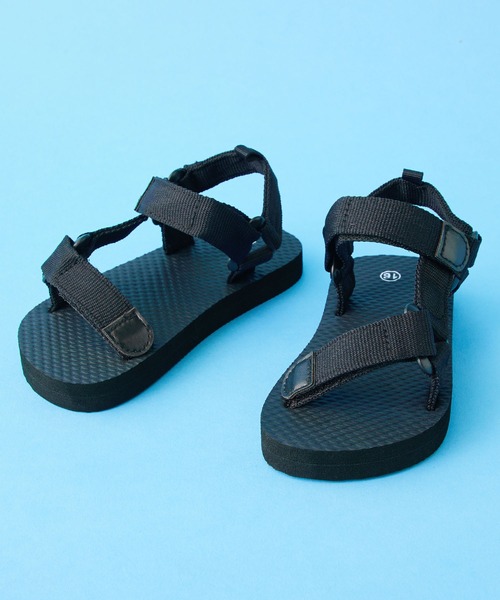 SHISKY（シスキー）の「SHISKY / シスキー バックル マジックテープ 溝入りソール サンダル キッズ（サンダル・キッズ・レッド/ベージュ系/ブラウン/ネイビー系/ベージュ/ブラック/ブラック系/ブラウン系/カーキ/カーキ系/ネイビー/レッド系・21/19/18/17/20/22/16）」の2枚目の写真