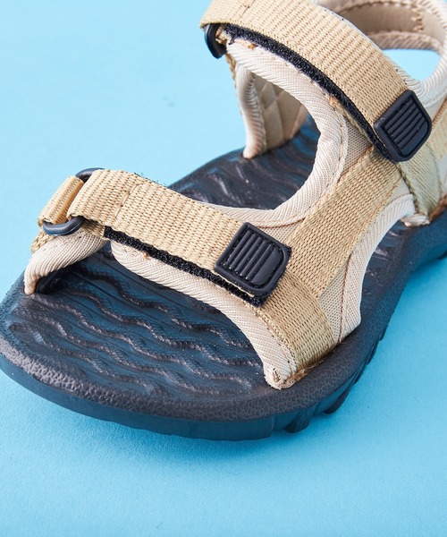 SHISKY（シスキー）の「SHISKY / シスキー バックル マジックテープ 溝入りソール サンダル キッズ（サンダル・キッズ・レッド/ベージュ系/ブラウン/ネイビー系/ベージュ/ブラック/ブラック系/ブラウン系/カーキ/カーキ系/ネイビー/レッド系・21/19/18/17/20/22/16）」の13枚目の写真